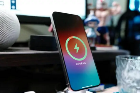 九真镇苹果15换屏服务分享用什么充电器给iPhone15充电更好 